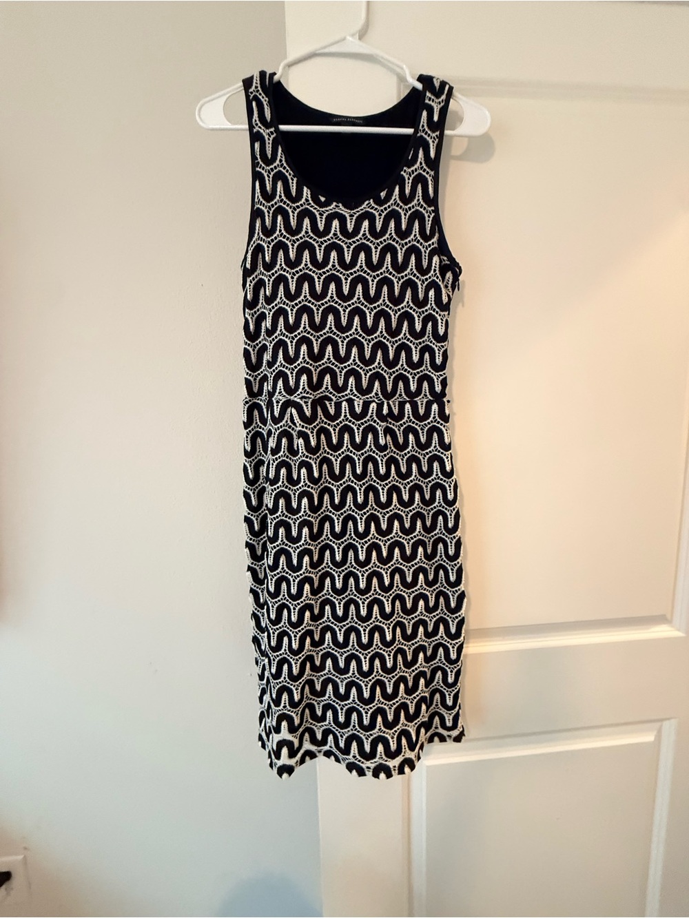 Banana Republic Black & White Sleeveless Wavy Pattern Knit Dress